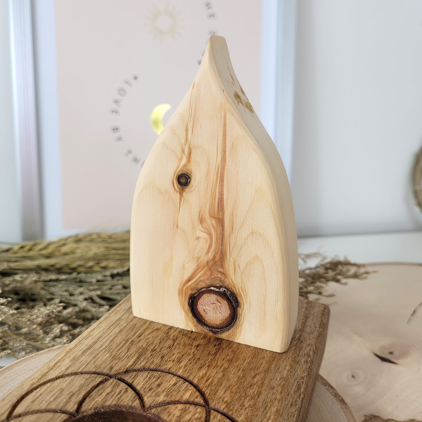 Zirbenholz Seelenlicht "Ahnenpfad" Teelichthalter auf Nussholz Sockel mit Samen des Lebens Gravur, der Samen aus Zirbenholz