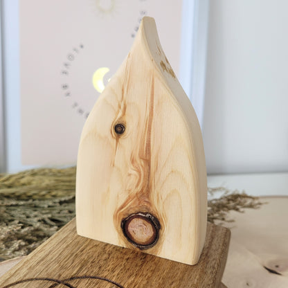 Zirbenholz Seelenlicht "Ahnenpfad" Teelichthalter auf Nussholz Sockel mit Samen des Lebens Gravur, der Samen aus Zirbenholz