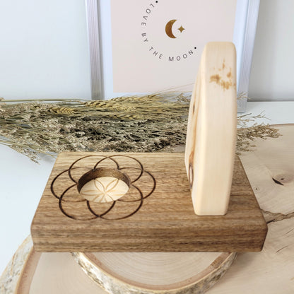 Zirbenholz Seelenlicht "Ahnenpfad" Teelichthalter auf Nussholz Sockel mit Samen des Lebens Gravur, der Samen aus Zirbenholz