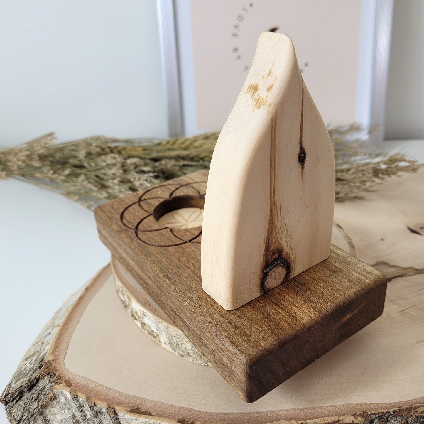 Zirbenholz Seelenlicht "Ahnenpfad" Teelichthalter auf Nussholz Sockel mit Samen des Lebens Gravur, der Samen aus Zirbenholz