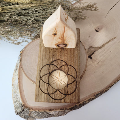 Zirbenholz Seelenlicht "Ahnenpfad" Teelichthalter auf Nussholz Sockel mit Samen des Lebens Gravur, der Samen aus Zirbenholz