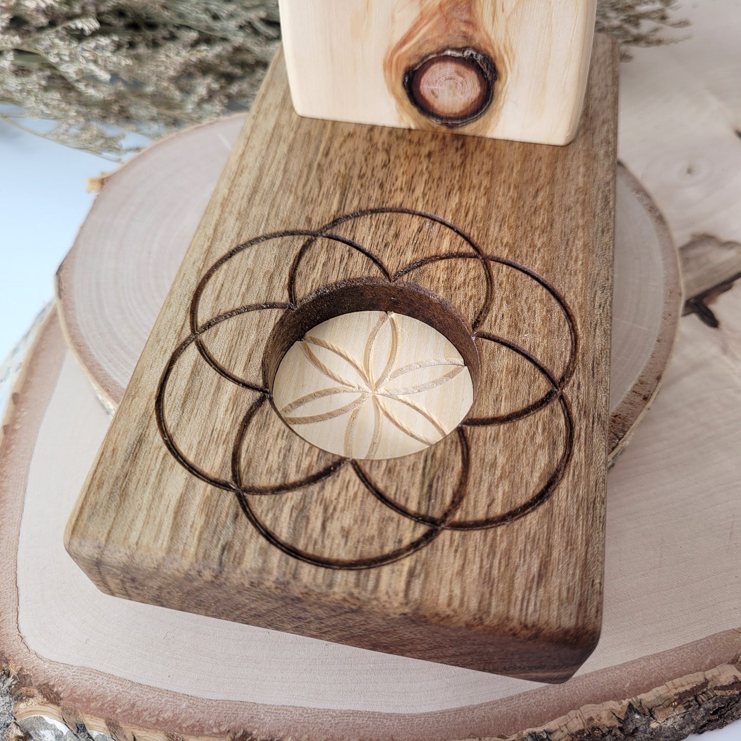 Zirbenholz Seelenlicht "Ahnenpfad" Teelichthalter auf Nussholz Sockel mit Samen des Lebens Gravur, der Samen aus Zirbenholz