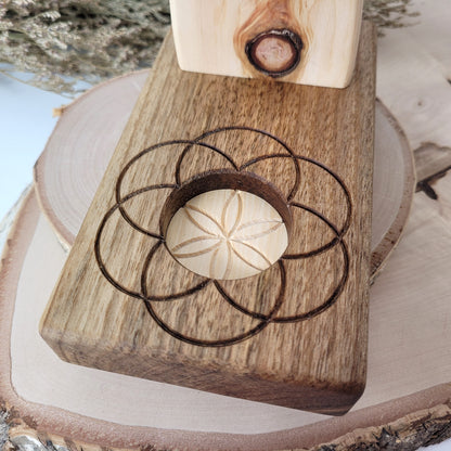 Zirbenholz Seelenlicht "Ahnenpfad" Teelichthalter auf Nussholz Sockel mit Samen des Lebens Gravur, der Samen aus Zirbenholz