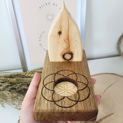 Zirbenholz Seelenlicht "Ahnenpfad" Teelichthalter auf Nussholz Sockel mit Samen des Lebens Gravur, der Samen aus Zirbenholz