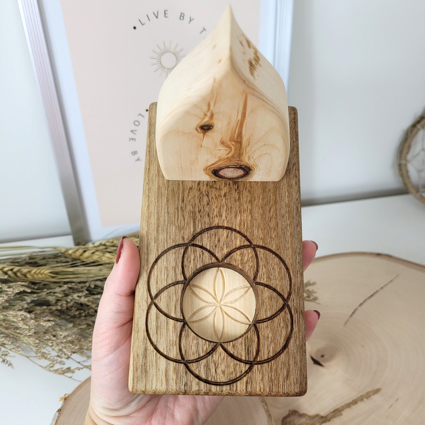 Zirbenholz Seelenlicht "Ahnenpfad" Teelichthalter auf Nussholz Sockel mit Samen des Lebens Gravur, der Samen aus Zirbenholz