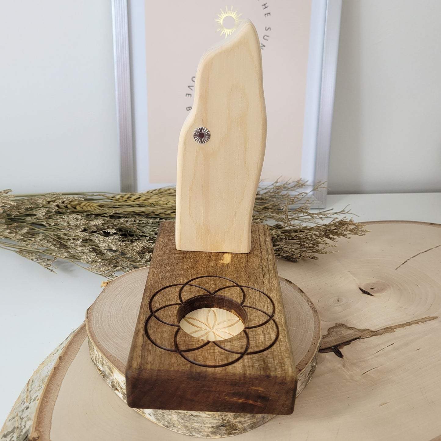 Zirbenholz Seelenlicht "Erzengel Sandalphon" Teelichthalter auf Nussholz Sockel mit Samen des Lebens Gravur, der Samen aus Zirbenholz und einem Edelstahl Lichtrad