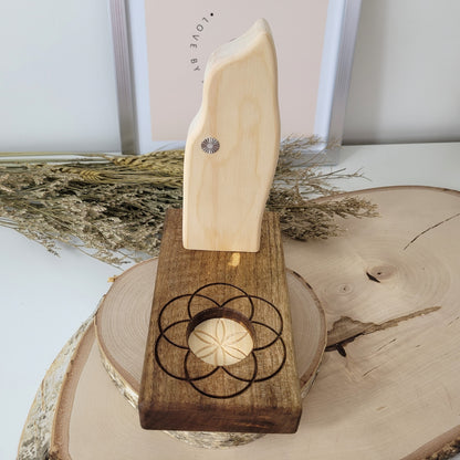 Zirbenholz Seelenlicht "Erzengel Sandalphon" Teelichthalter auf Nussholz Sockel mit Samen des Lebens Gravur, der Samen aus Zirbenholz und einem Edelstahl Lichtrad