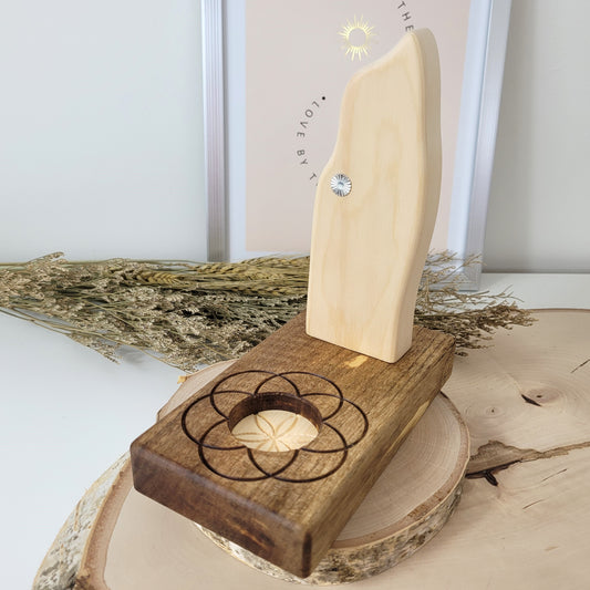 Zirbenholz Seelenlicht "Erzengel Sandalphon" Teelichthalter auf Nussholz Sockel mit Samen des Lebens Gravur, der Samen aus Zirbenholz und einem Edelstahl Lichtrad