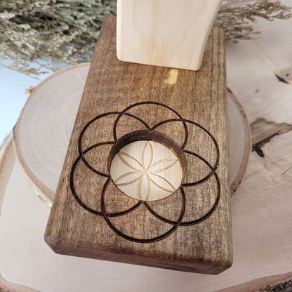 Zirbenholz Seelenlicht "Erzengel Sandalphon" Teelichthalter auf Nussholz Sockel mit Samen des Lebens Gravur, der Samen aus Zirbenholz und einem Edelstahl Lichtrad