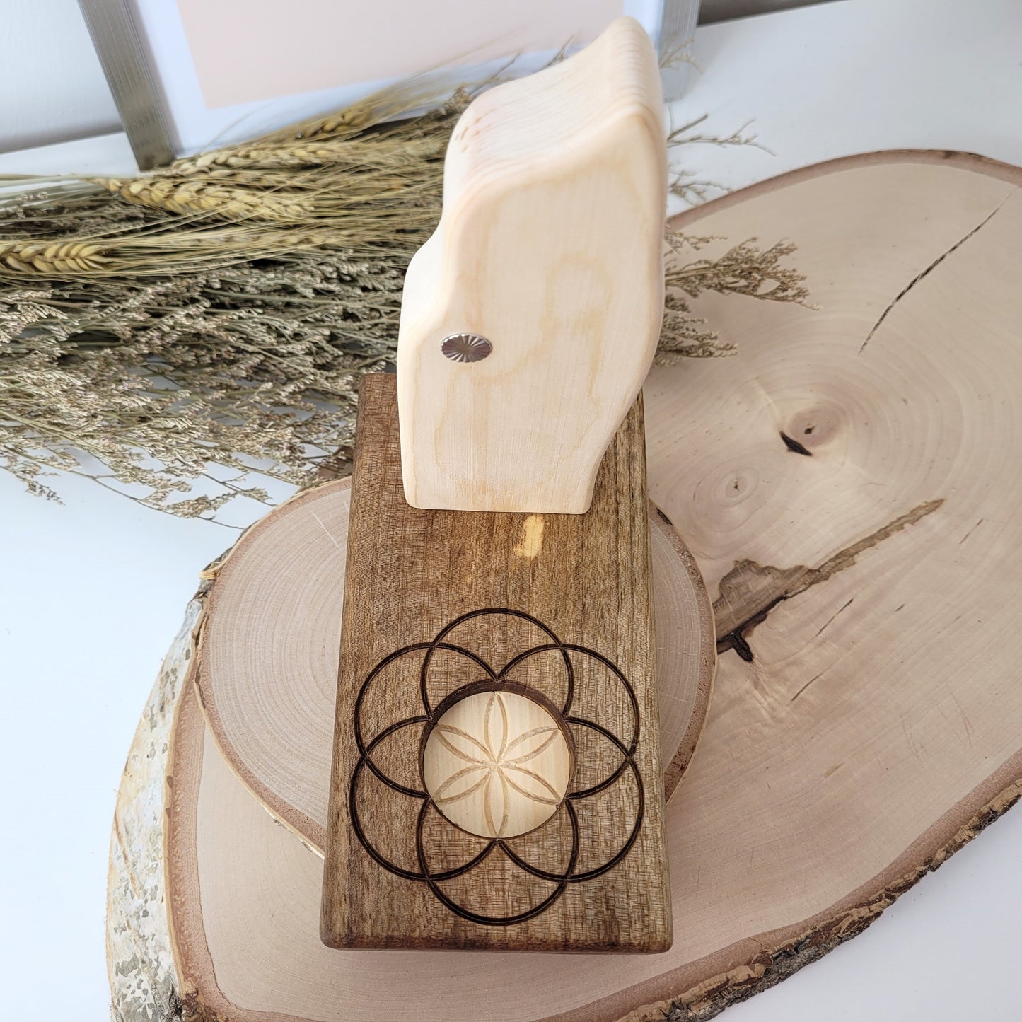 Zirbenholz Seelenlicht "Erzengel Sandalphon" Teelichthalter auf Nussholz Sockel mit Samen des Lebens Gravur, der Samen aus Zirbenholz und einem Edelstahl Lichtrad