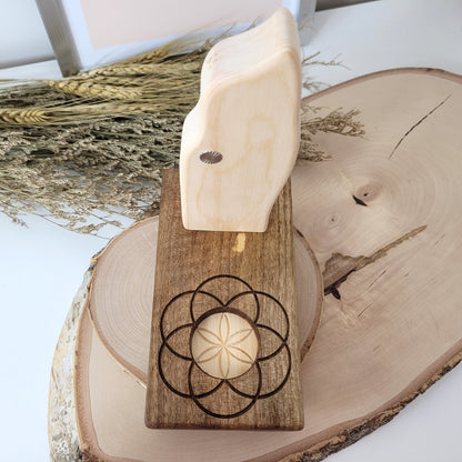 Zirbenholz Seelenlicht "Erzengel Sandalphon" Teelichthalter auf Nussholz Sockel mit Samen des Lebens Gravur, der Samen aus Zirbenholz und einem Edelstahl Lichtrad