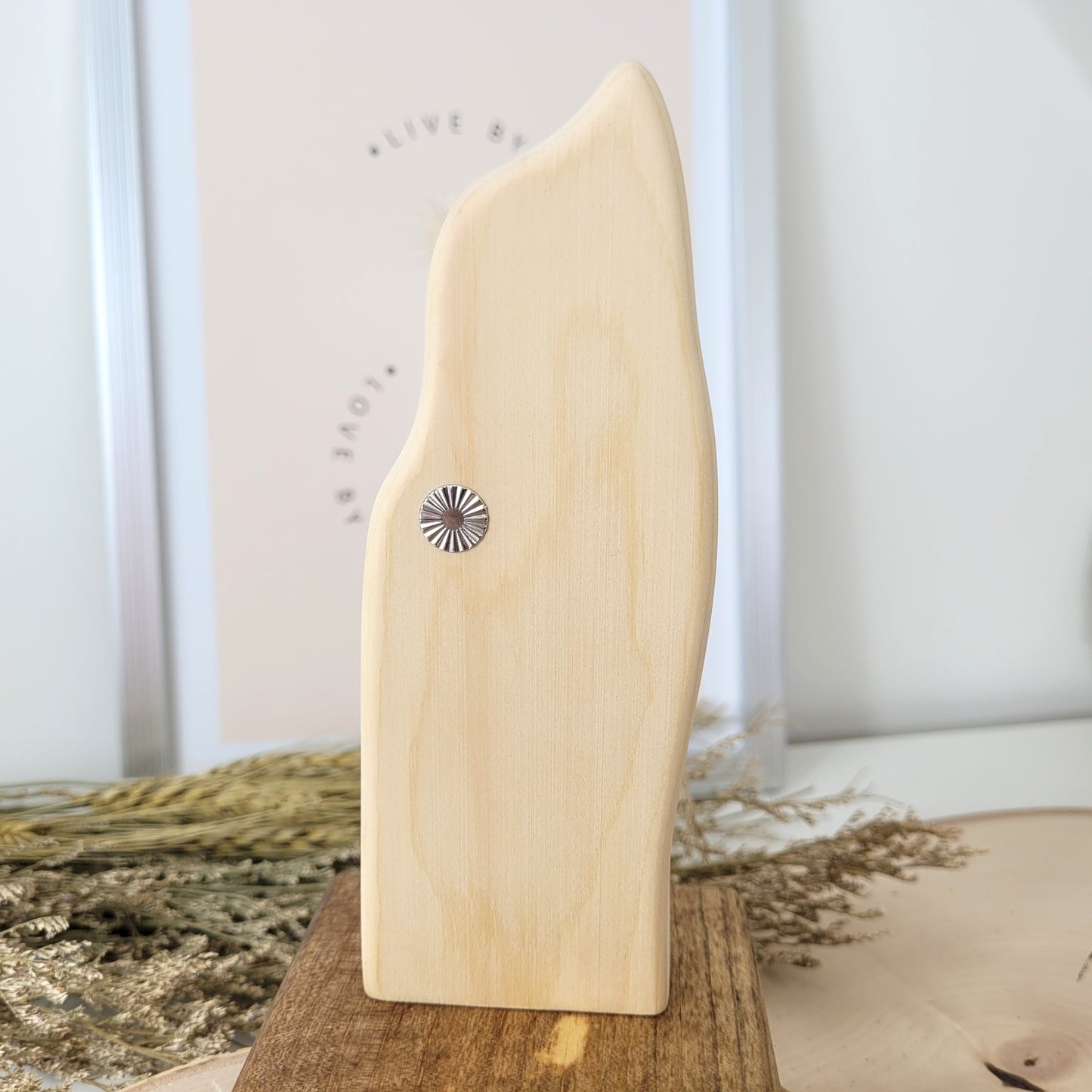 Zirbenholz Seelenlicht "Erzengel Sandalphon" Teelichthalter auf Nussholz Sockel mit Samen des Lebens Gravur, der Samen aus Zirbenholz und einem Edelstahl Lichtrad