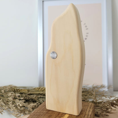 Zirbenholz Seelenlicht "Erzengel Sandalphon" Teelichthalter auf Nussholz Sockel mit Samen des Lebens Gravur, der Samen aus Zirbenholz und einem Edelstahl Lichtrad