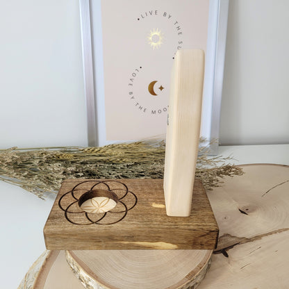 Zirbenholz Seelenlicht "Erzengel Sandalphon" Teelichthalter auf Nussholz Sockel mit Samen des Lebens Gravur, der Samen aus Zirbenholz und einem Edelstahl Lichtrad