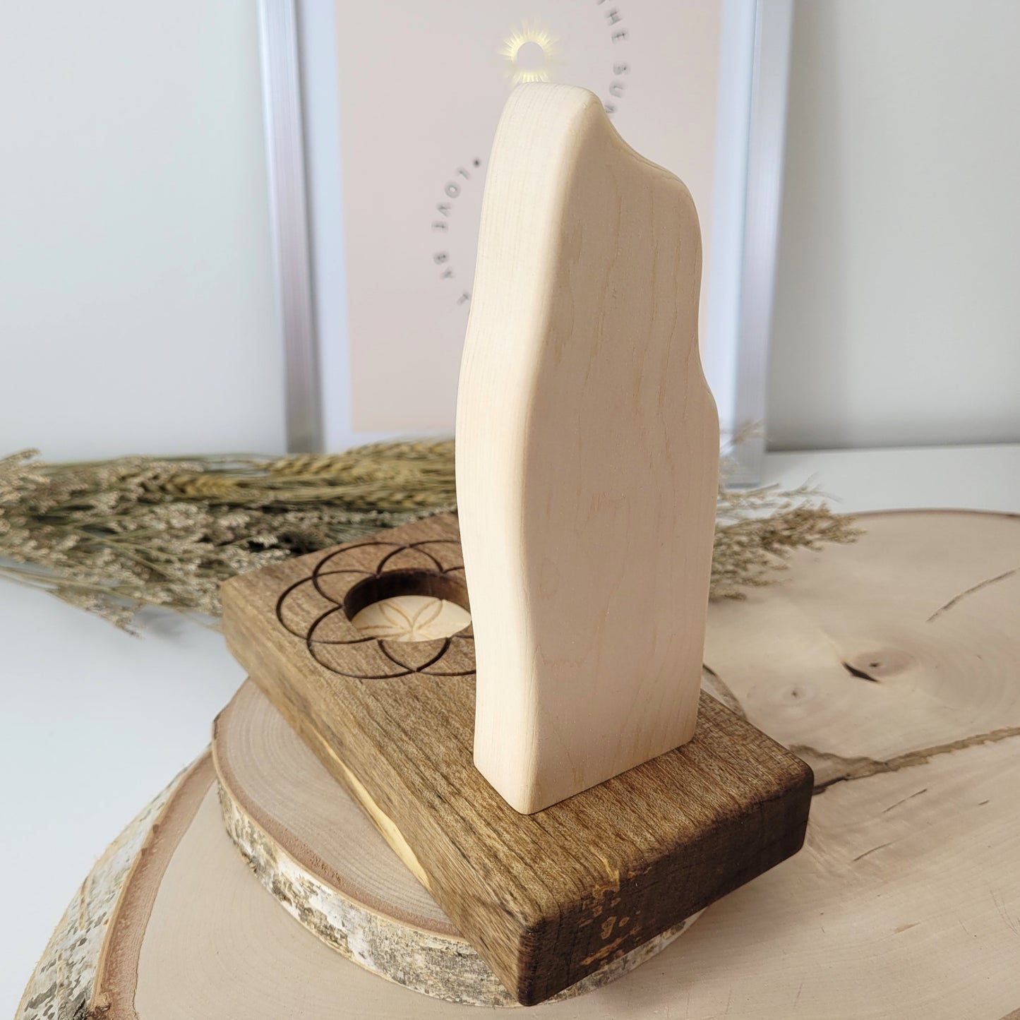 Zirbenholz Seelenlicht "Erzengel Sandalphon" Teelichthalter auf Nussholz Sockel mit Samen des Lebens Gravur, der Samen aus Zirbenholz und einem Edelstahl Lichtrad