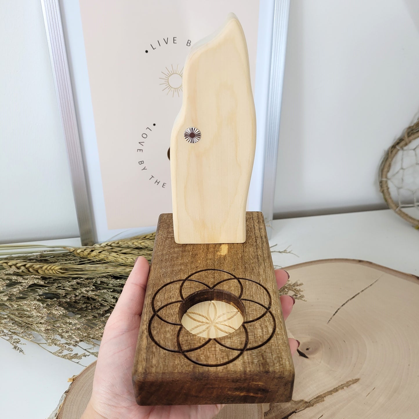 Zirbenholz Seelenlicht "Erzengel Sandalphon" Teelichthalter auf Nussholz Sockel mit Samen des Lebens Gravur, der Samen aus Zirbenholz und einem Edelstahl Lichtrad