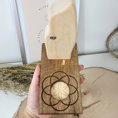 Zirbenholz Seelenlicht "Erzengel Sandalphon" Teelichthalter auf Nussholz Sockel mit Samen des Lebens Gravur, der Samen aus Zirbenholz und einem Edelstahl Lichtrad