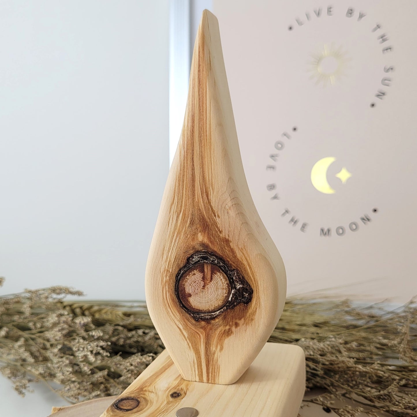 Zirbenholz Seelenlicht "Schutzflamme" Teelichthalter auf Zirbenholz Sockel mit Edelstahl Plättchen