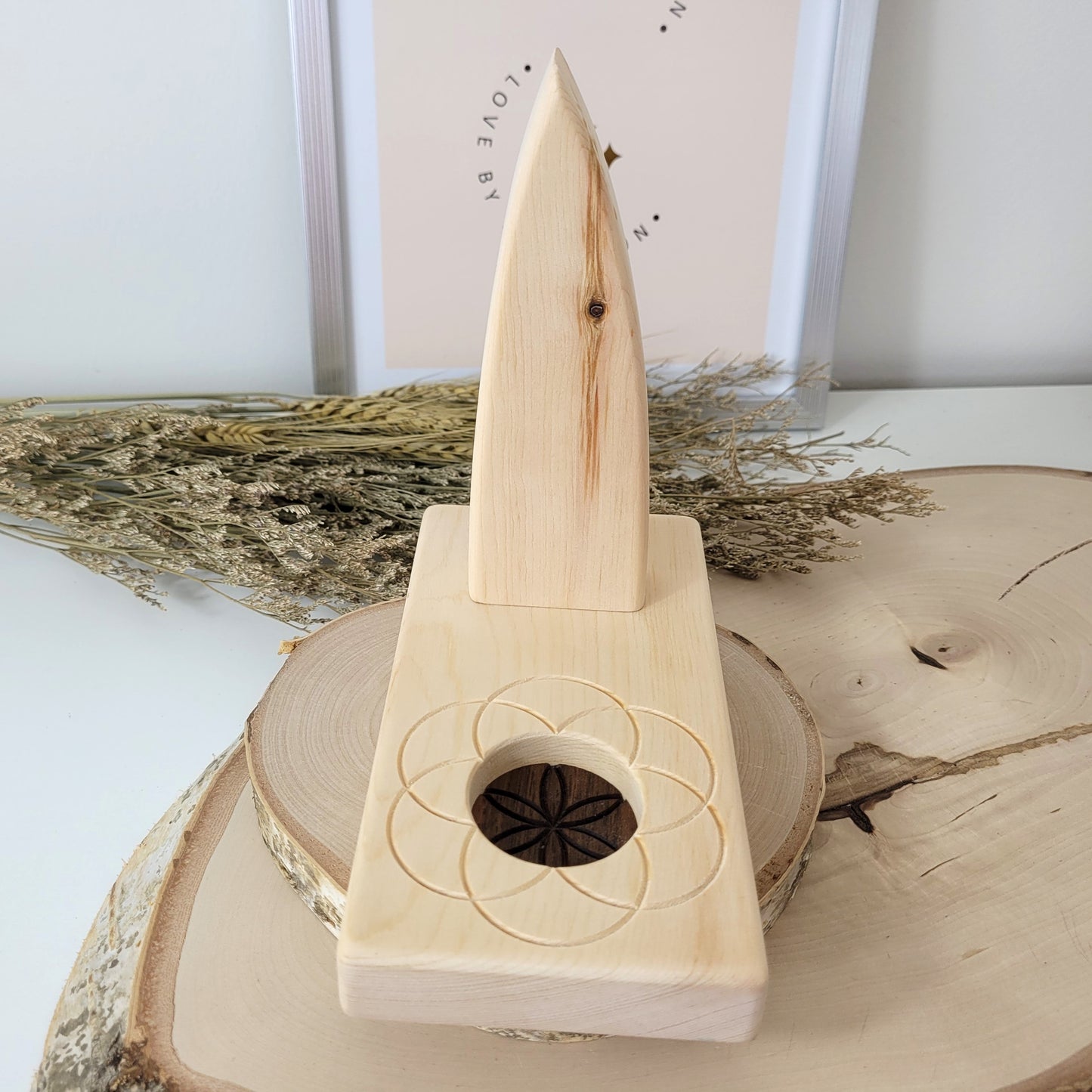 Zirbenholz Seelenlicht "Geborgenheit" Teelichthalter auf Zirbenholz Sockel mit Samen des Lebens Gravur, Samen aus Nussholz