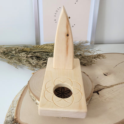 Zirbenholz Seelenlicht "Geborgenheit" Teelichthalter auf Zirbenholz Sockel mit Samen des Lebens Gravur, Samen aus Nussholz