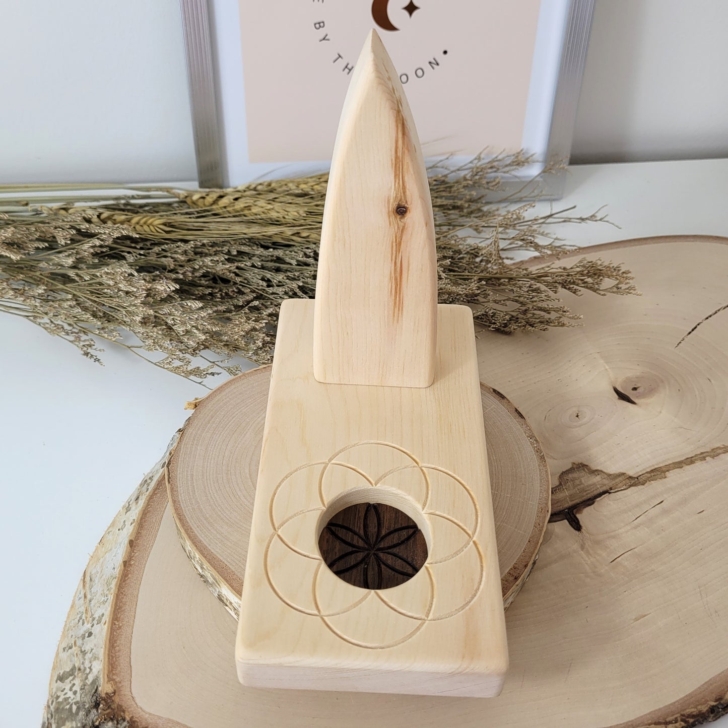 Zirbenholz Seelenlicht "Geborgenheit" Teelichthalter auf Zirbenholz Sockel mit Samen des Lebens Gravur, Samen aus Nussholz