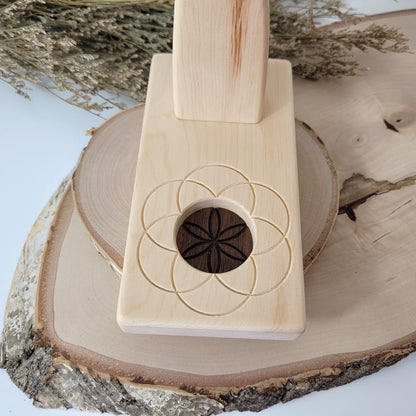 Zirbenholz Seelenlicht "Geborgenheit" Teelichthalter auf Zirbenholz Sockel mit Samen des Lebens Gravur, Samen aus Nussholz