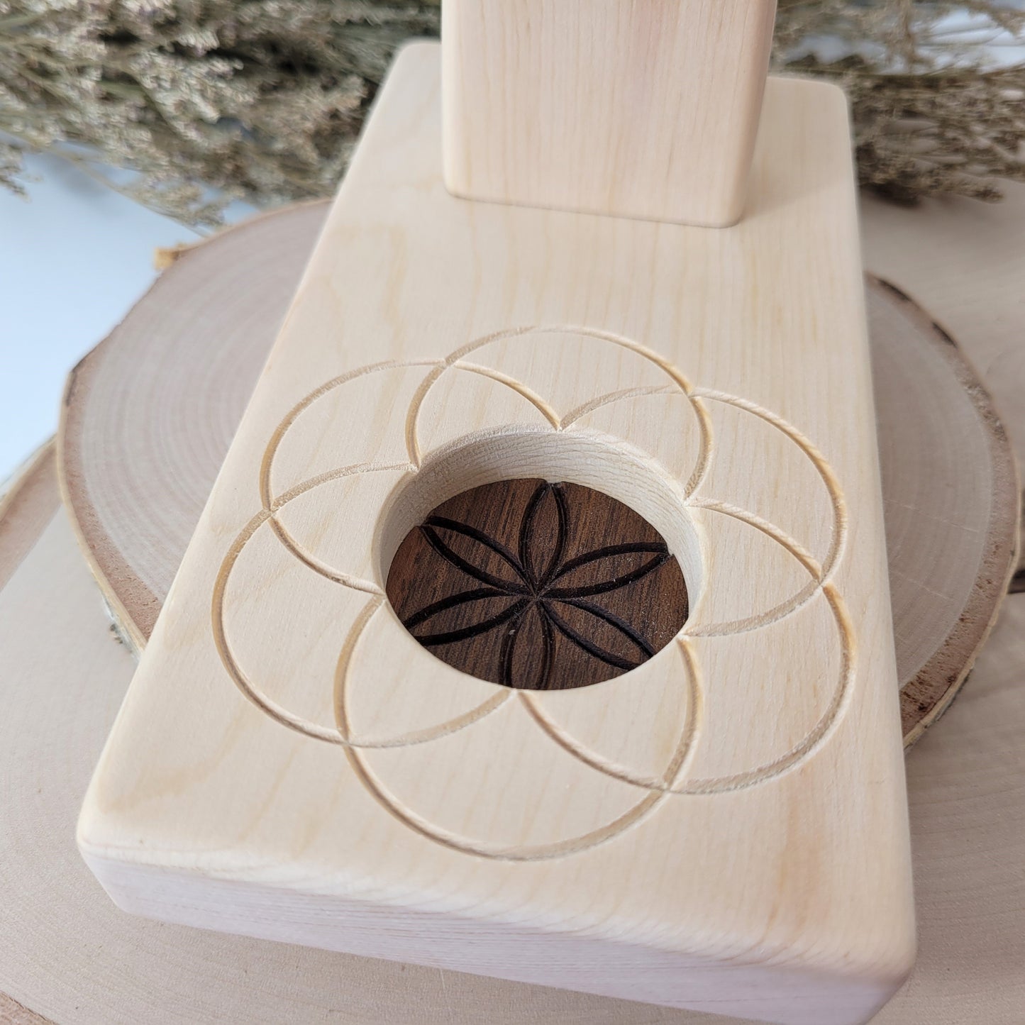 Zirbenholz Seelenlicht "Geborgenheit" Teelichthalter auf Zirbenholz Sockel mit Samen des Lebens Gravur, Samen aus Nussholz