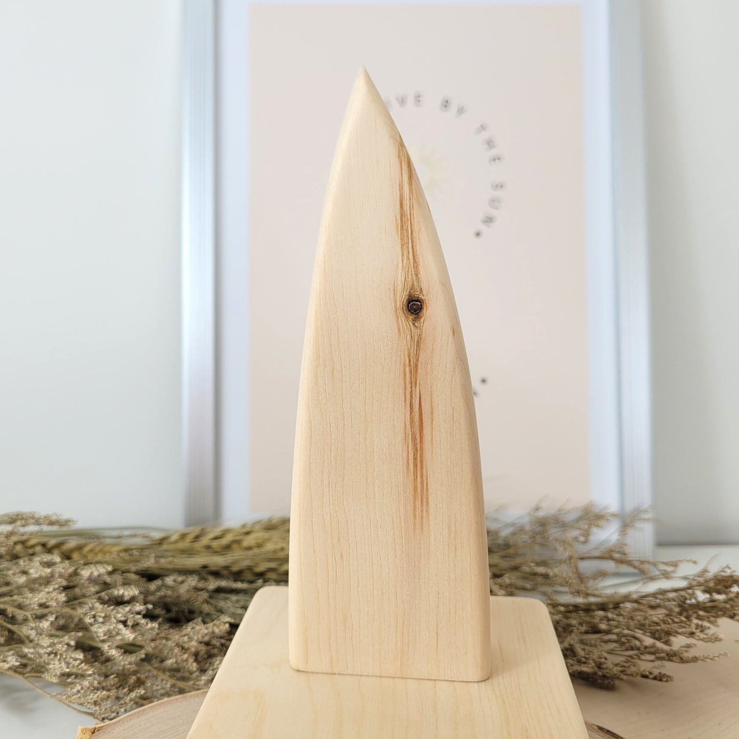 Zirbenholz Seelenlicht "Geborgenheit" Teelichthalter auf Zirbenholz Sockel mit Samen des Lebens Gravur, Samen aus Nussholz