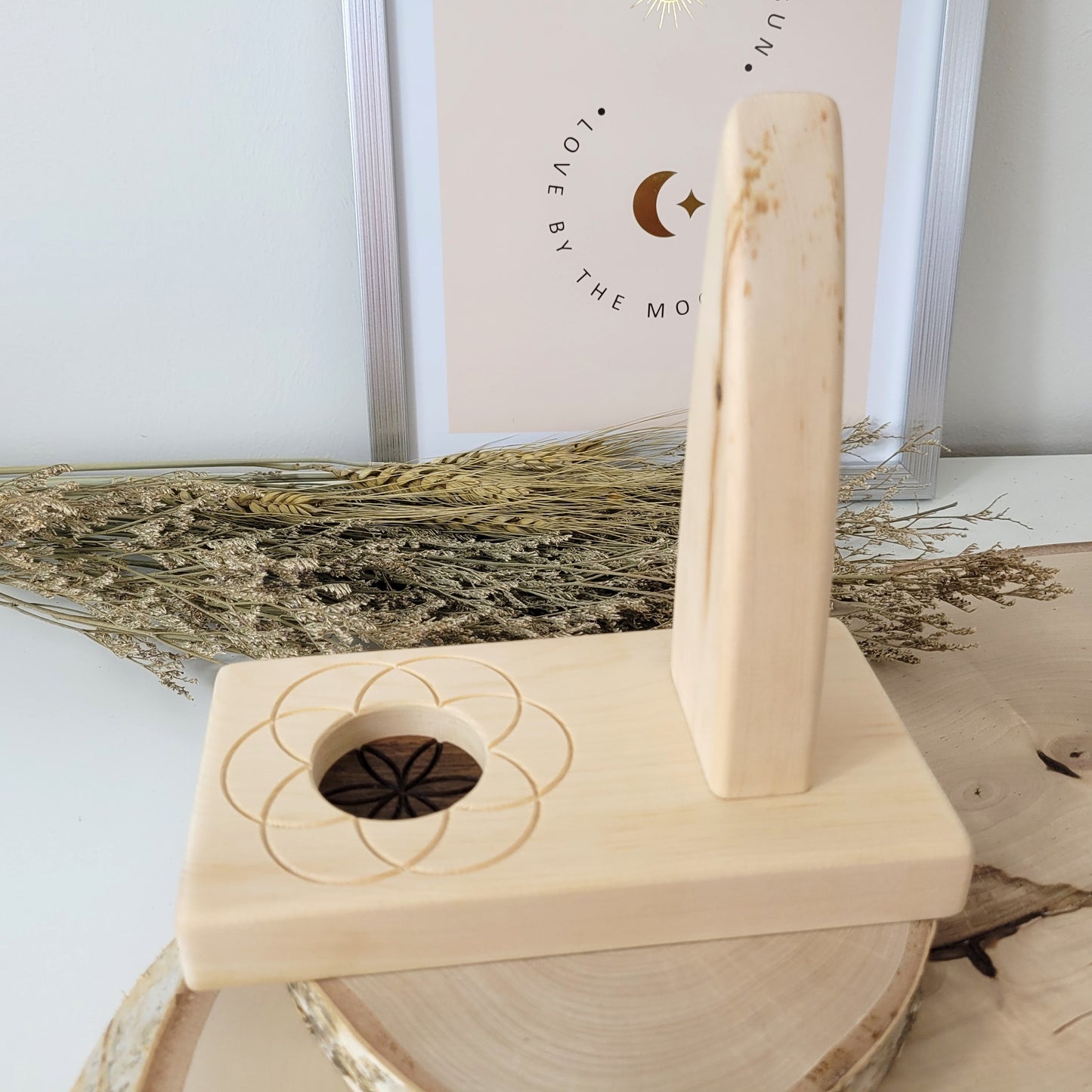 Zirbenholz Seelenlicht "Geborgenheit" Teelichthalter auf Zirbenholz Sockel mit Samen des Lebens Gravur, Samen aus Nussholz