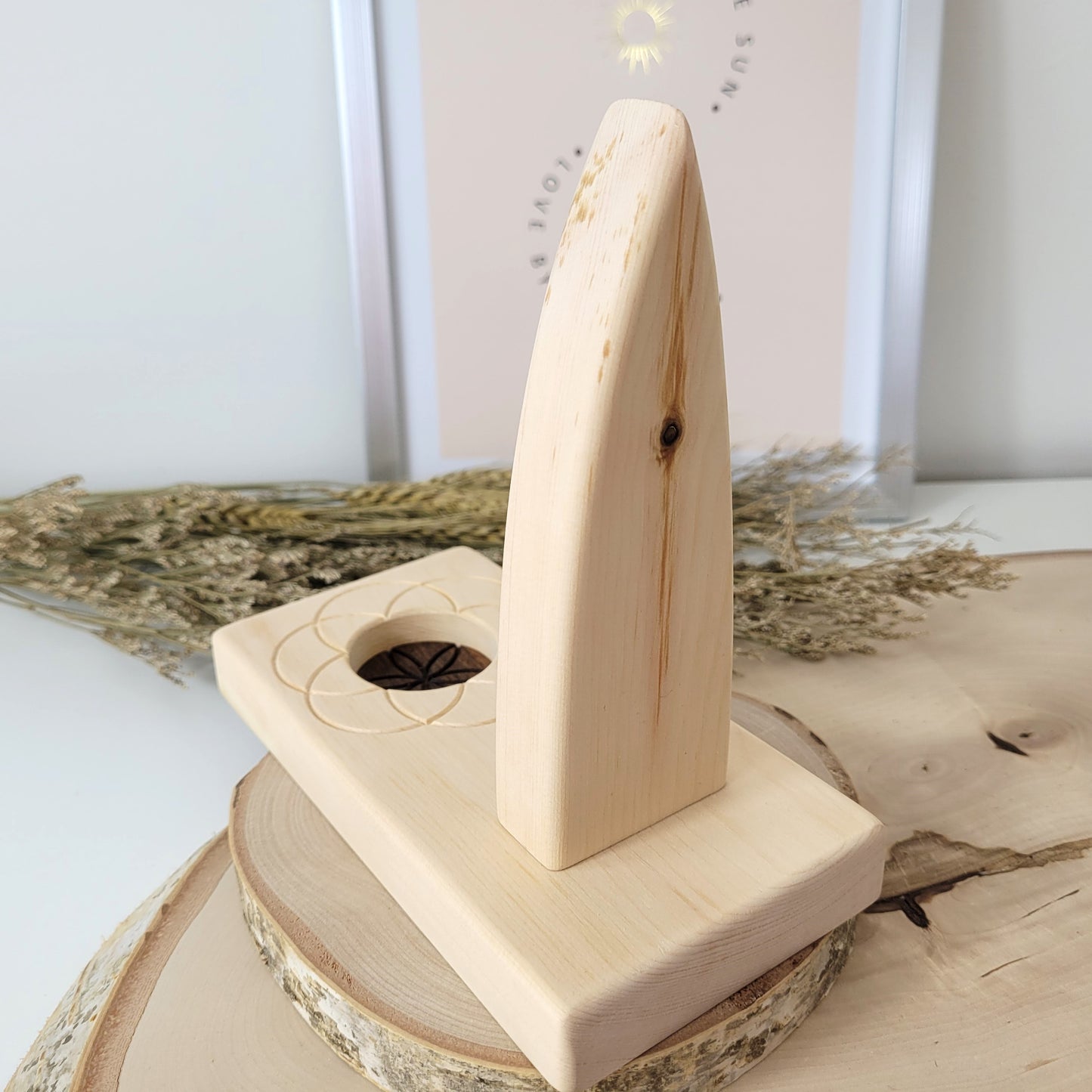 Zirbenholz Seelenlicht "Geborgenheit" Teelichthalter auf Zirbenholz Sockel mit Samen des Lebens Gravur, Samen aus Nussholz