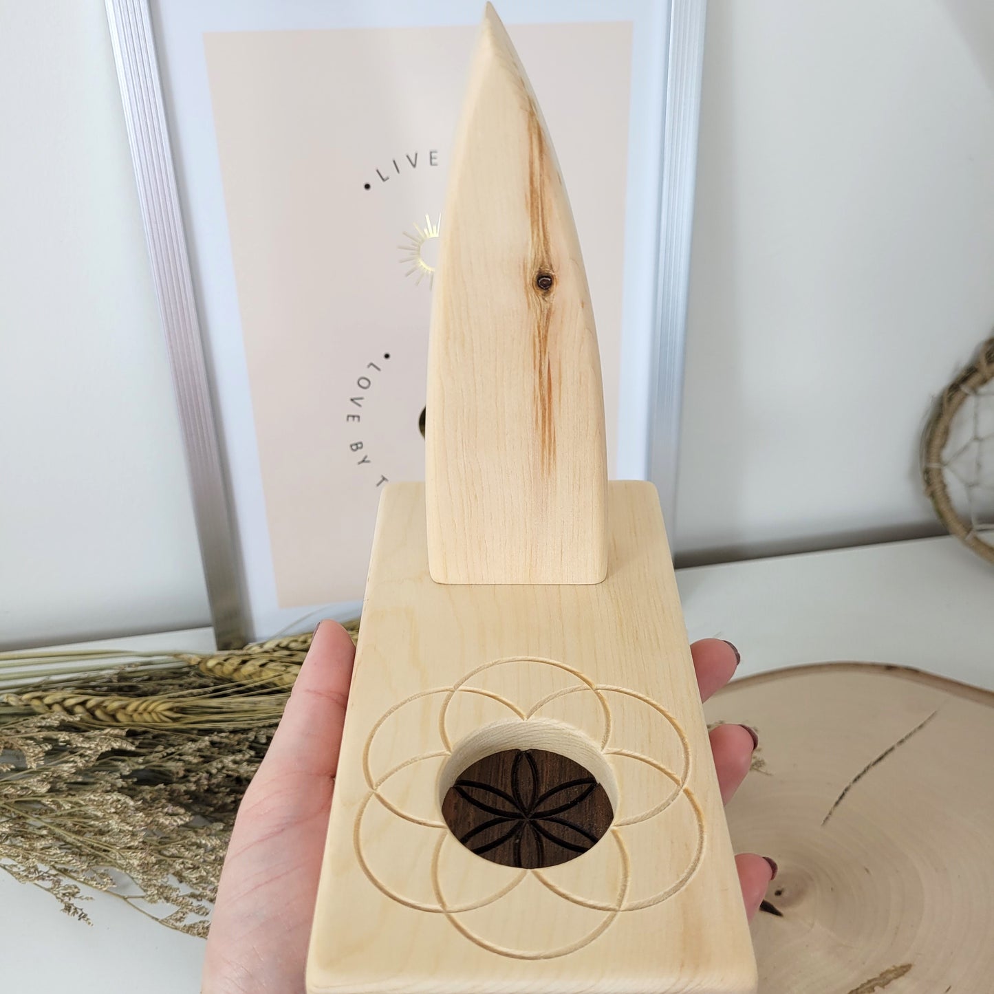 Zirbenholz Seelenlicht "Geborgenheit" Teelichthalter auf Zirbenholz Sockel mit Samen des Lebens Gravur, Samen aus Nussholz