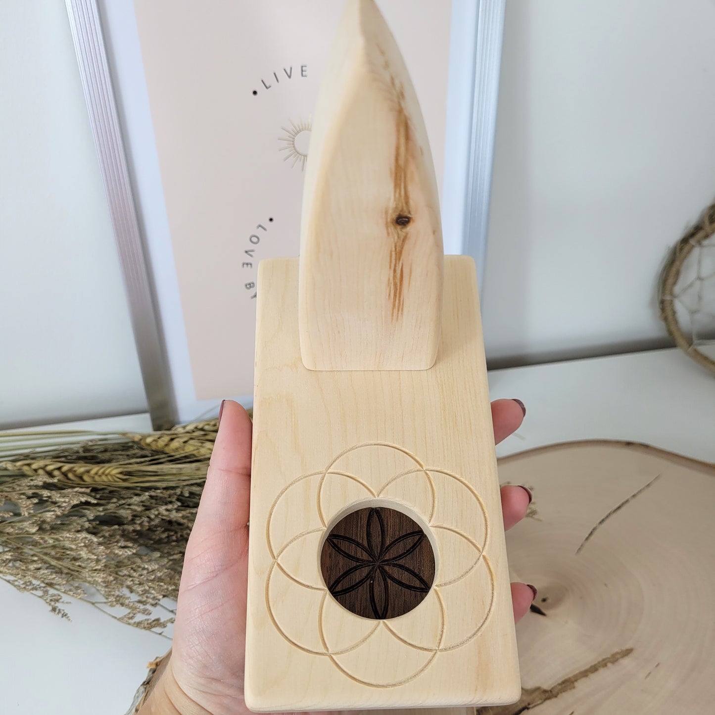 Zirbenholz Seelenlicht "Geborgenheit" Teelichthalter auf Zirbenholz Sockel mit Samen des Lebens Gravur, Samen aus Nussholz