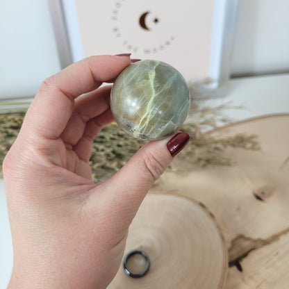 Grüner Mondstein Kugel 4,1cm Durchmesser