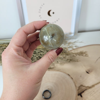 Grüner Mondstein Kugel 4,1cm Durchmesser