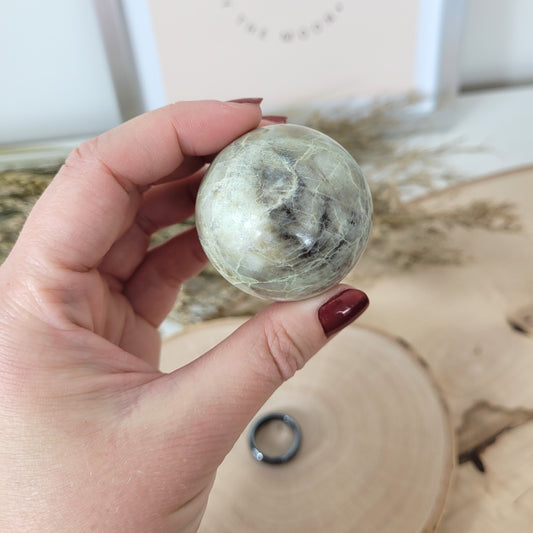 Grüner Mondstein Kugel 4,3cm Durchmesser