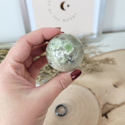 Grüner Mondstein Kugel 4,3cm Durchmesser