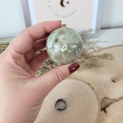 Grüner Mondstein Kugel 4,3cm Durchmesser