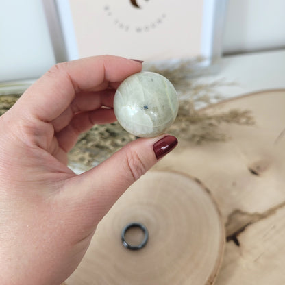 Grüner Mondstein Kugel 3,3cm Durchmesser