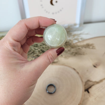 Grüner Mondstein Kugel 3,3cm Durchmesser