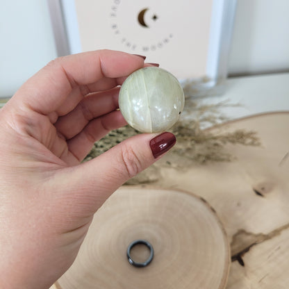 Grüner Mondstein Kugel 3,3cm Durchmesser