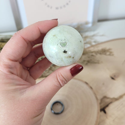 Grüner Mondstein Kugel 4,2cm Durchmesser