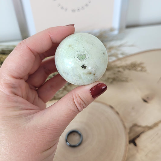 Grüner Mondstein Kugel 4,2cm Durchmesser