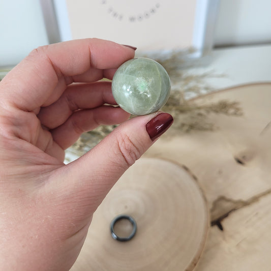 Grüner Mondstein Kugel 2,6cm Durchmesser