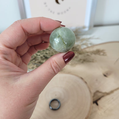 Grüner Mondstein Kugel 2,6cm Durchmesser