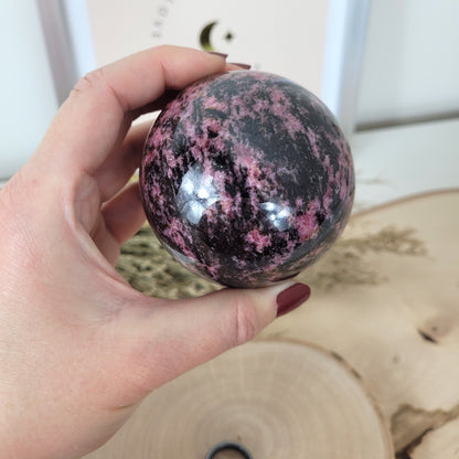 Rhodonit Kugel 6,7cm Durchmesser