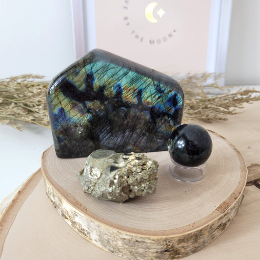 Bundle Angebot des Tages 07.12.25, Labradorit Freiform, Larvikit Kugel inklusive Kugelständer, Pyrit Kristallstufe