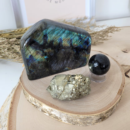 Bundle Angebot des Tages 07.12.25, Labradorit Freiform, Larvikit Kugel inklusive Kugelständer, Pyrit Kristallstufe