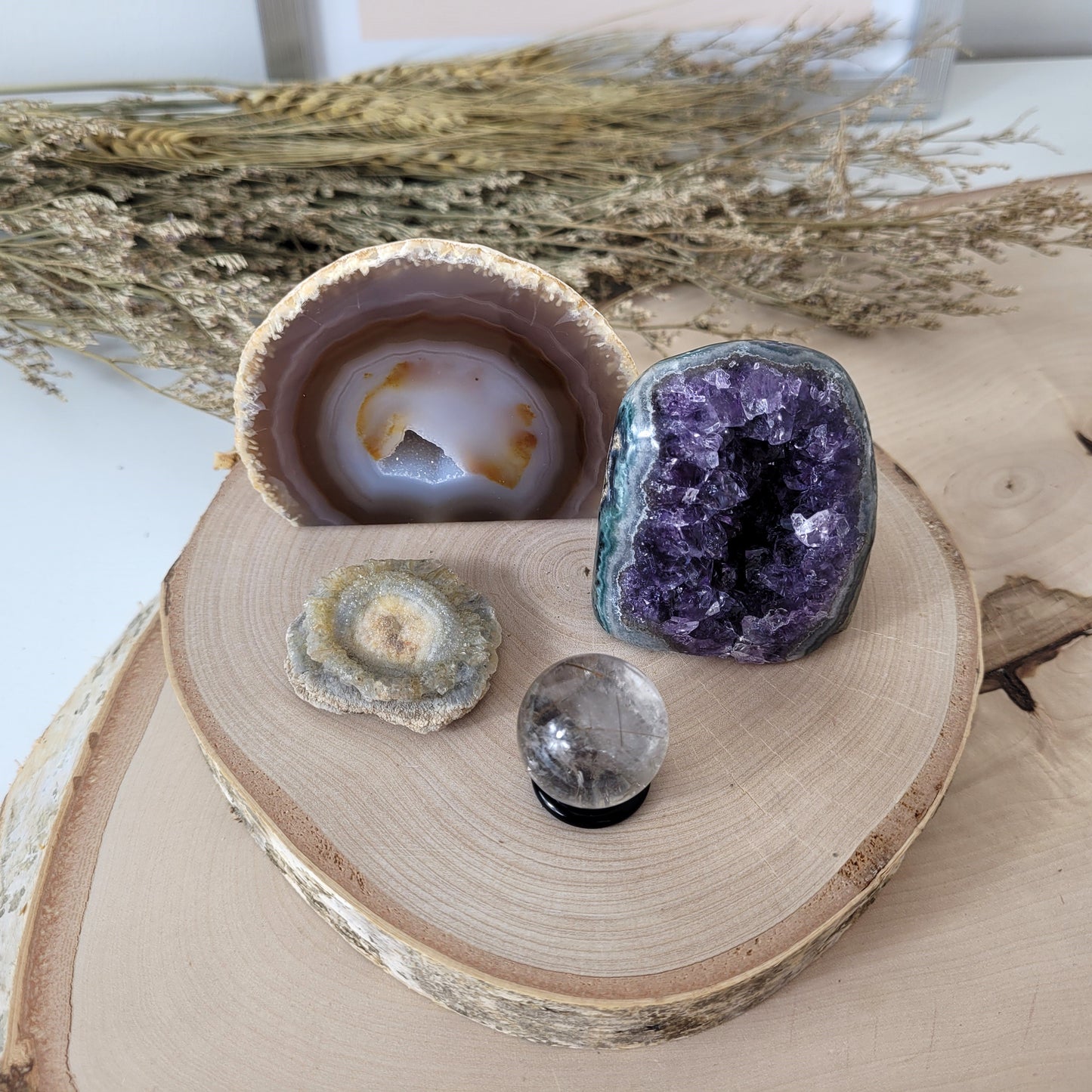 Bundle Angebot des Tages 07.12.25, Achat Geode mit Standfläche, Amethyst Kristalldruse, Chalcedon Rose, Rutilquarz Kugel inklusive Obsidian Donut als Kugelständer