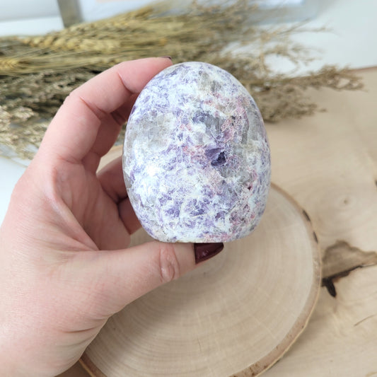 Unicorn Stone Pinker Turmalin in Lepidolith und Feldspat Freiform 7,2 x 6cm, 279g