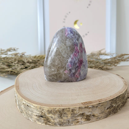 Unicorn Stone Pinker Turmalin in Lepidolith und Feldspat Freiform 6,9 x 6,1cm, 237g